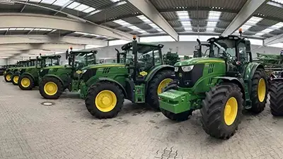Aufreihung John Deere Trecker in Halle
